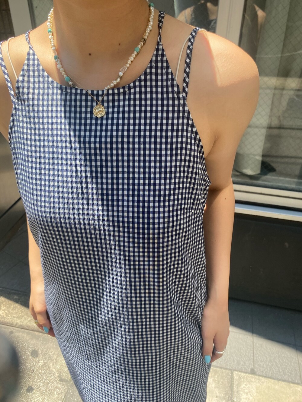 ブルー系のワンピースを着用したレディースの夏コーディネートの4枚目の写真