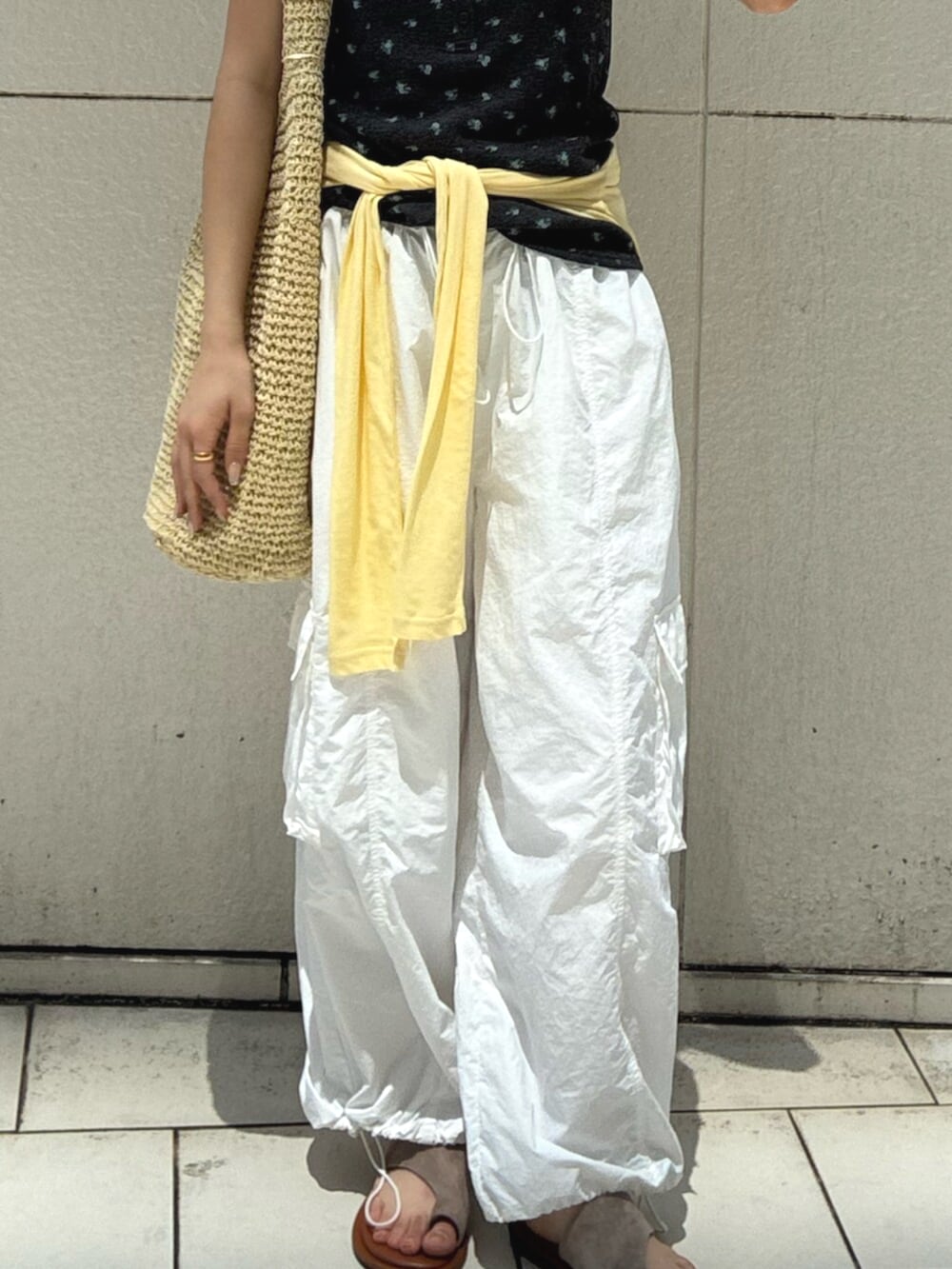 グレー系のキャミソール、イエロー系のTシャツ/カットソー、ベージュ系のショルダーバッグを着用したレディースの夏コーディネートの7枚目の写真