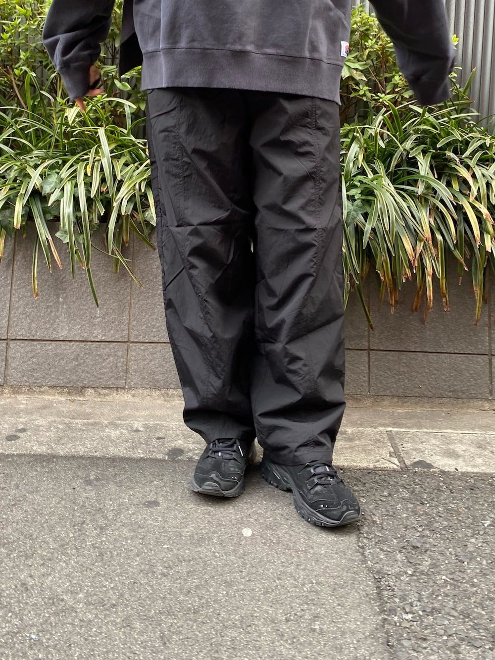 ブラック系のその他パンツ、グレー系のスウェット、シルバー系のネックレスを着用したレディースの冬コーディネートの7枚目の写真