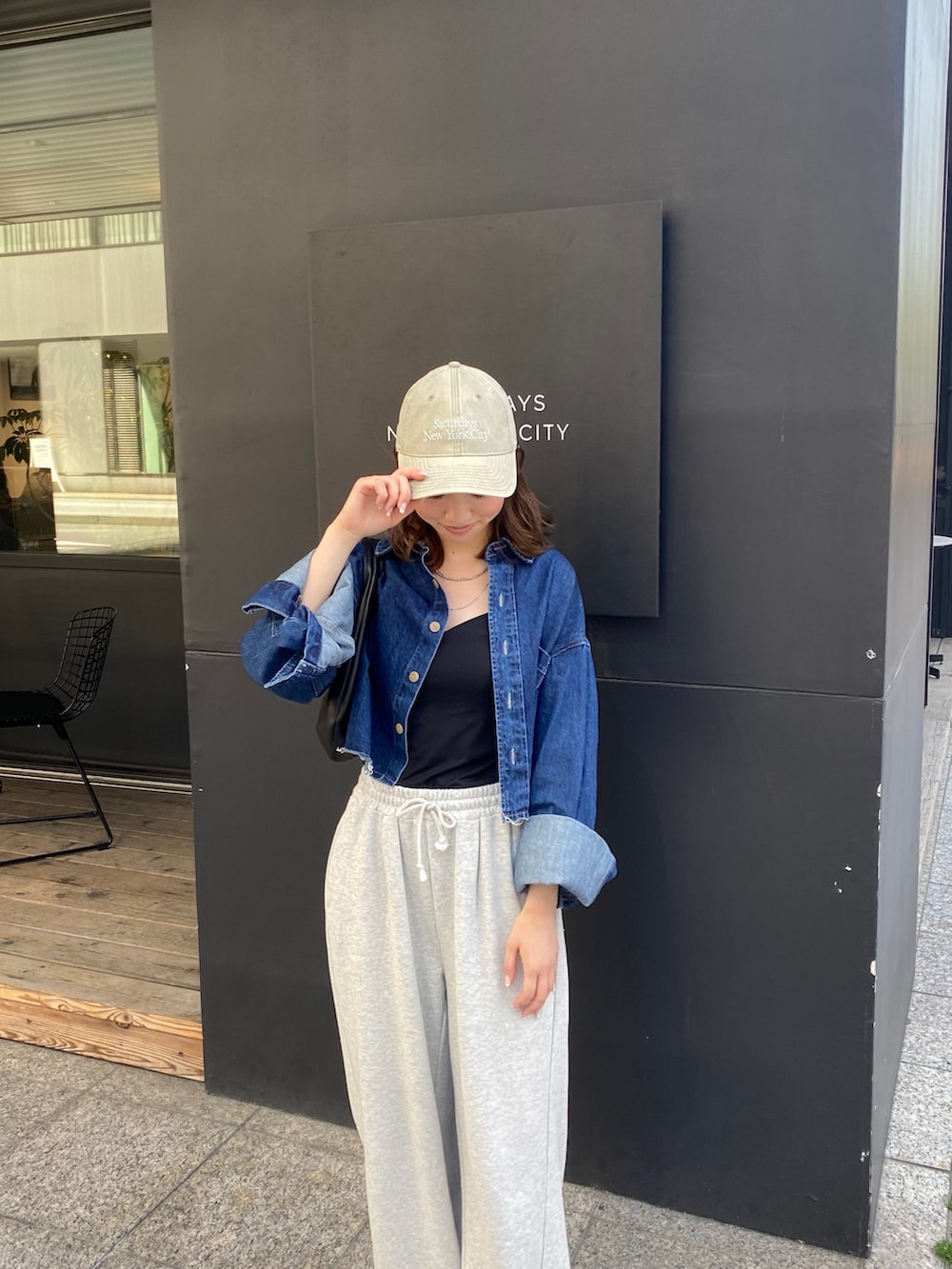 グレー系のスウェットパンツ、ホワイト系のパンプス、ブルー系のシャツ/ブラウスを着用したレディースの春コーディネートの4枚目の写真