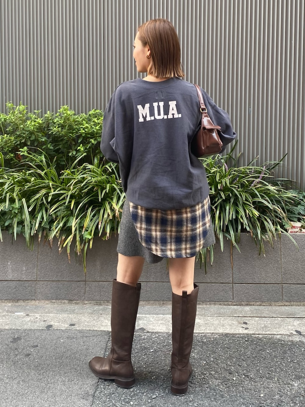 グレー系のその他パンツ、ブラウン系のブーツ、ブルー系のシャツ/ブラウスを着用したレディースの秋コーディネートの2枚目の写真