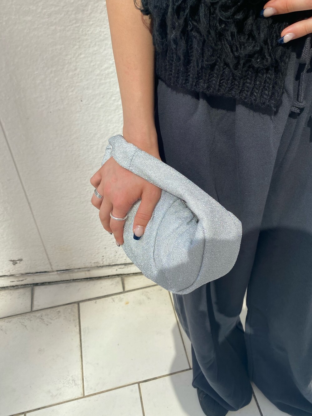 ブラック系のハンドバッグ、グレー系のスウェットパンツ、ブラック系のベストを着用したレディースの秋コーディネートの8枚目の写真