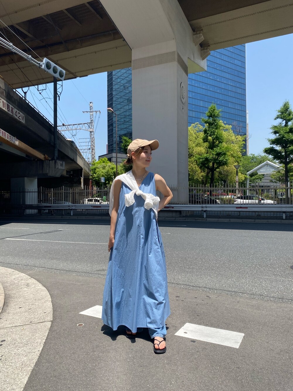 ホワイト系のシャツ/ブラウス、ブラック系のサンダル、ブルー系のワンピースを着用したレディースの春コーディネートの2枚目の写真