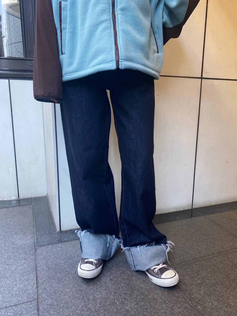 ブルー系のブルゾン、ブルー系のデニムパンツを着用したレディースの秋コーディネートの4枚目の写真