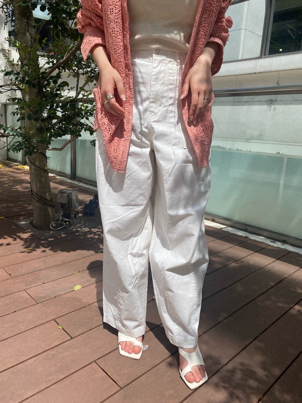 オレンジ系のシャツ/ブラウス、ホワイト系のその他パンツ、ホワイト系のサンダルを着用したレディースの春コーディネートの3枚目の写真