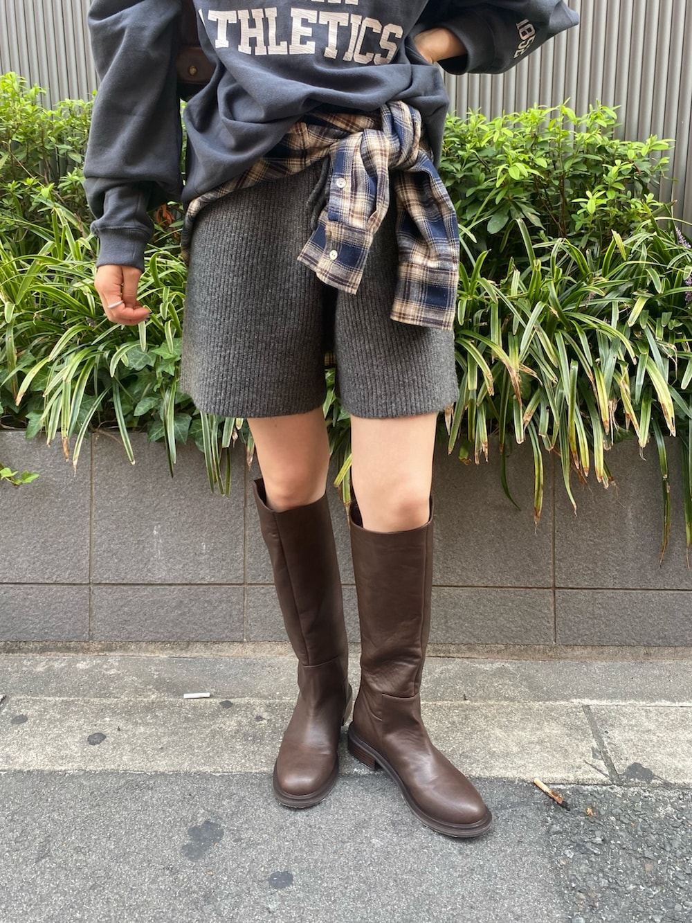 グレー系のその他パンツ、ブラウン系のブーツ、ブルー系のシャツ/ブラウスを着用したレディースの秋コーディネートの7枚目の写真