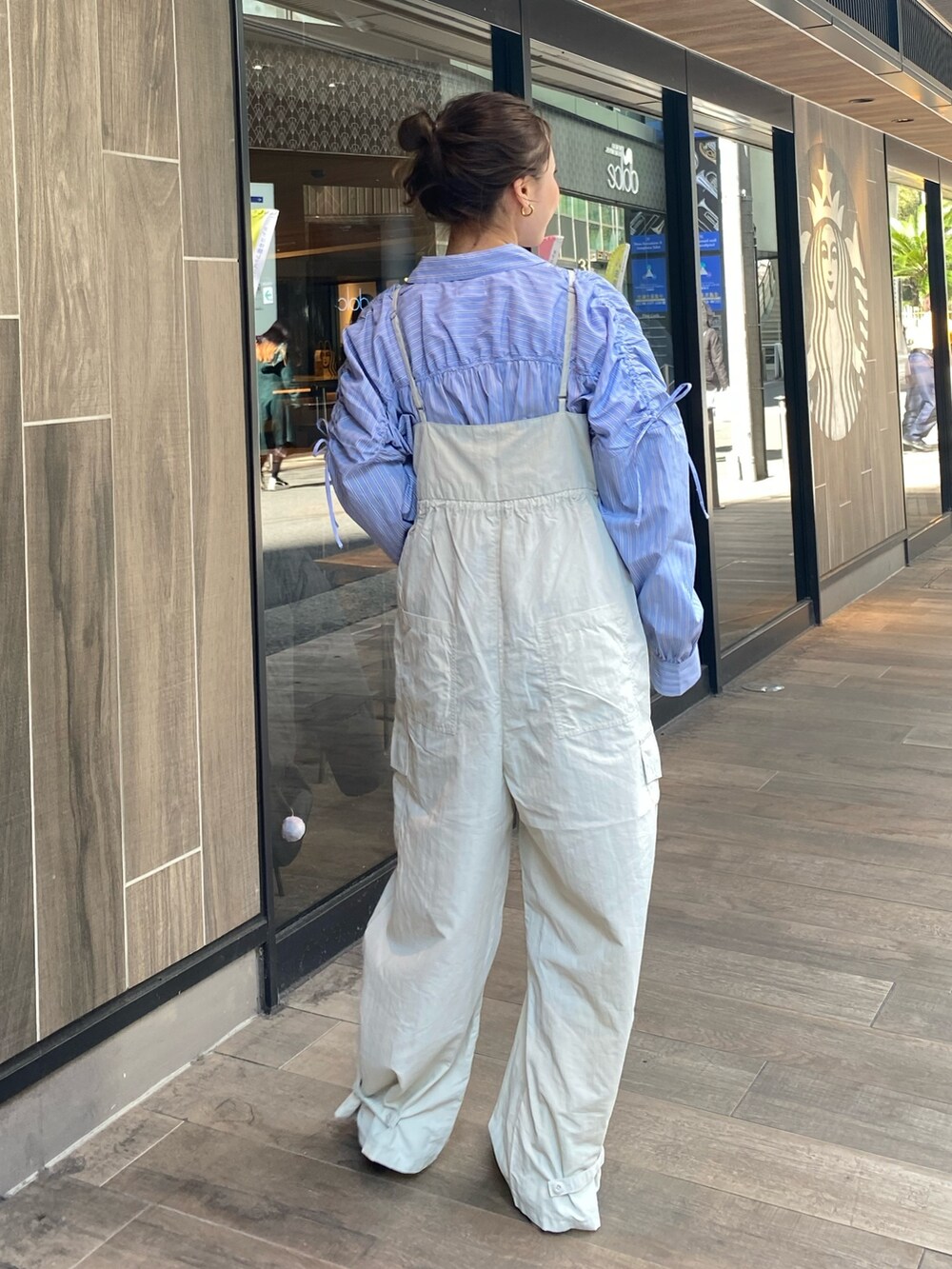 グレー系のサロペット/オーバーオール、その他のシャツ/ブラウス、ゴールド系のパンプスを着用したレディースの冬コーディネートの2枚目の写真