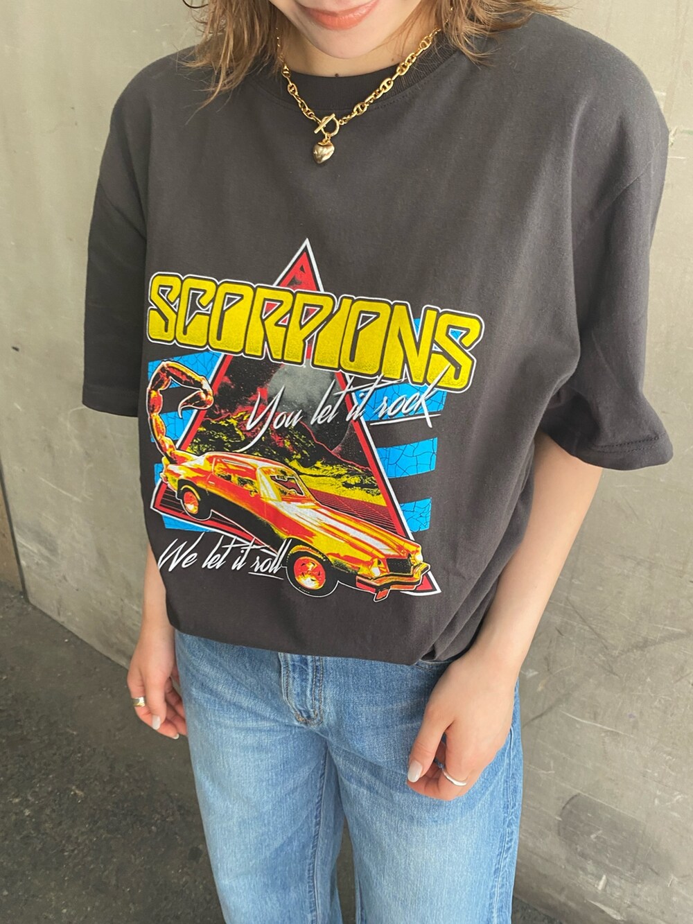 グレー系のTシャツ/カットソー、ブルー系のデニムパンツを着用したレディースの春コーディネートの3枚目の写真