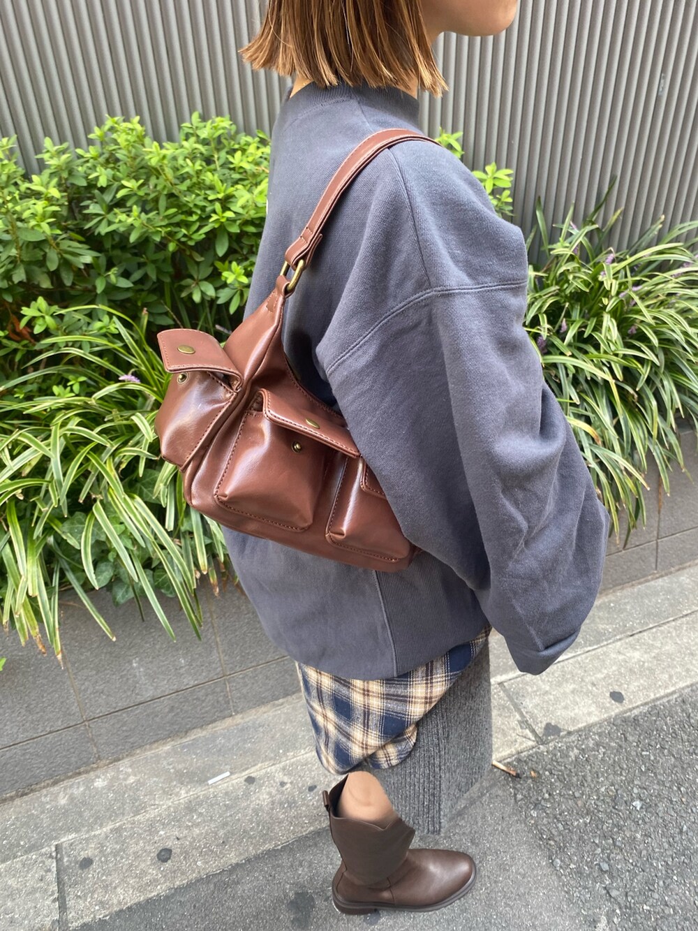 グレー系のその他パンツ、ブラウン系のブーツ、ブルー系のシャツ/ブラウスを着用したレディースの秋コーディネートの6枚目の写真