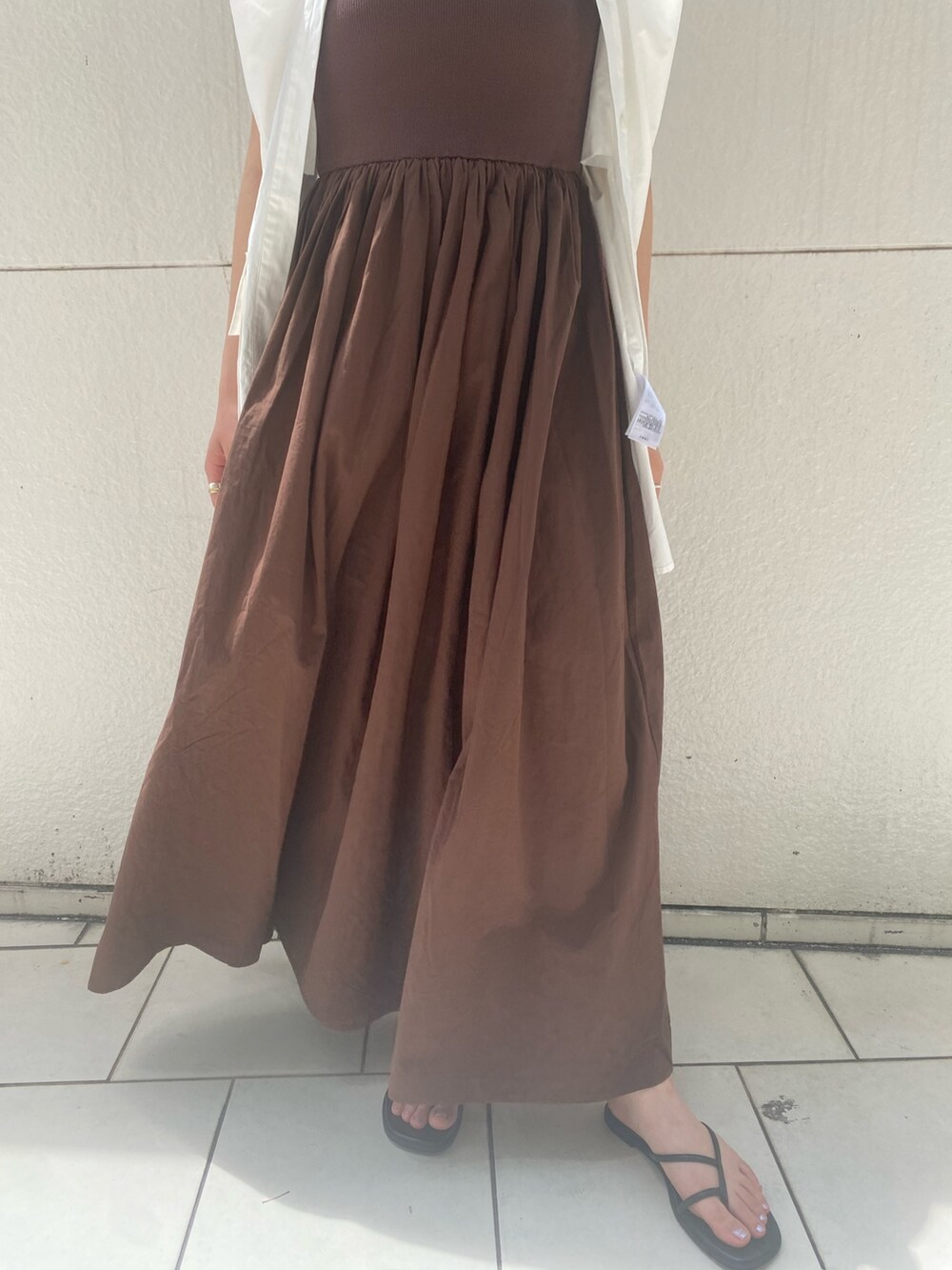 ブラウン系のワンピース、ブルー系のキャップを着用したレディースの夏コーディネートの3枚目の写真