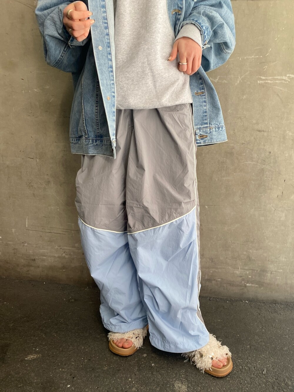 ブルー系のデニムジャケット、ブルー系のその他パンツ、ホワイト系のサンダルを着用したレディースの冬コーディネートの3枚目の写真