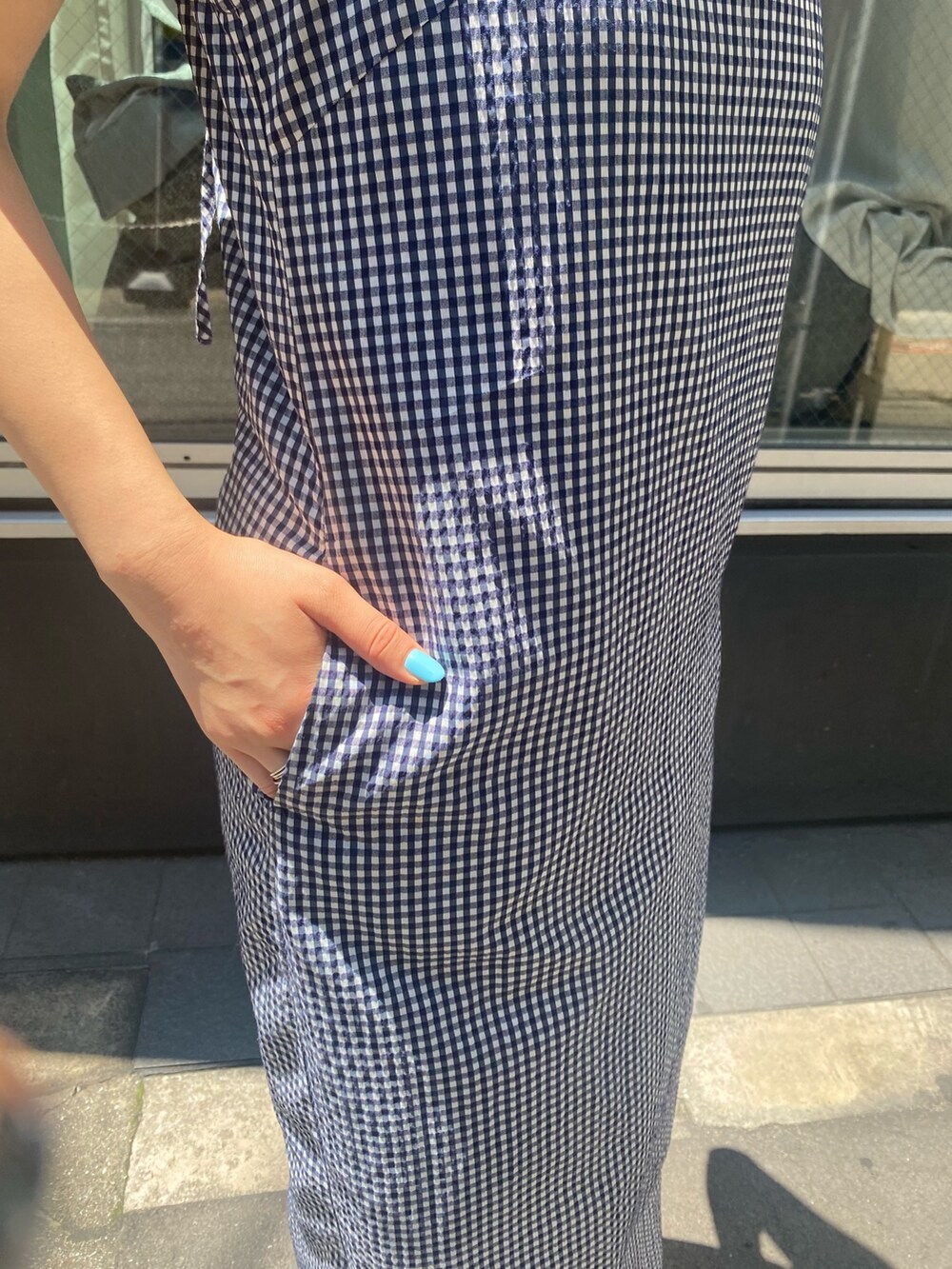 ブルー系のワンピースを着用したレディースの夏コーディネートの3枚目の写真