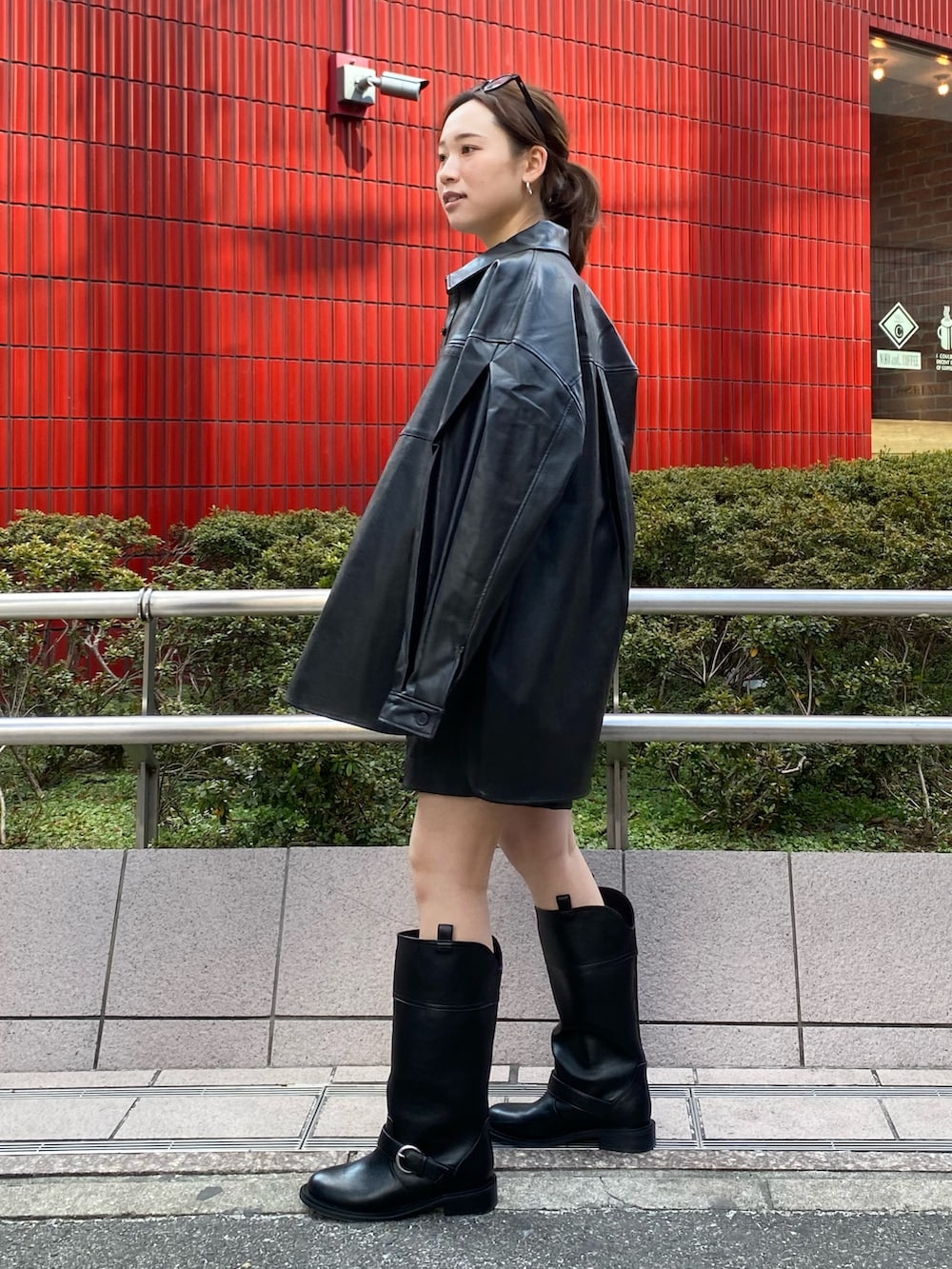 ブラック系のその他パンツ、ブラック系のブーツ、ブラック系のシャツ/ブラウスを着用したレディースの冬コーディネートの2枚目の写真