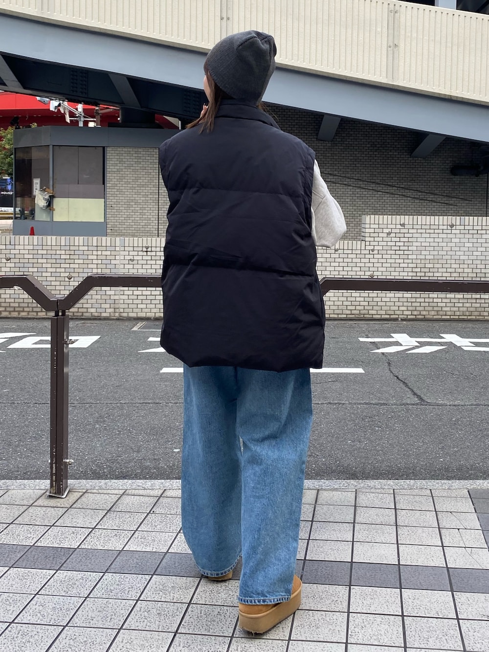 ブルー系のデニムパンツ、グレー系のスウェット、ブラック系のダウンジャケット/コートを着用したレディースの冬コーディネートの3枚目の写真