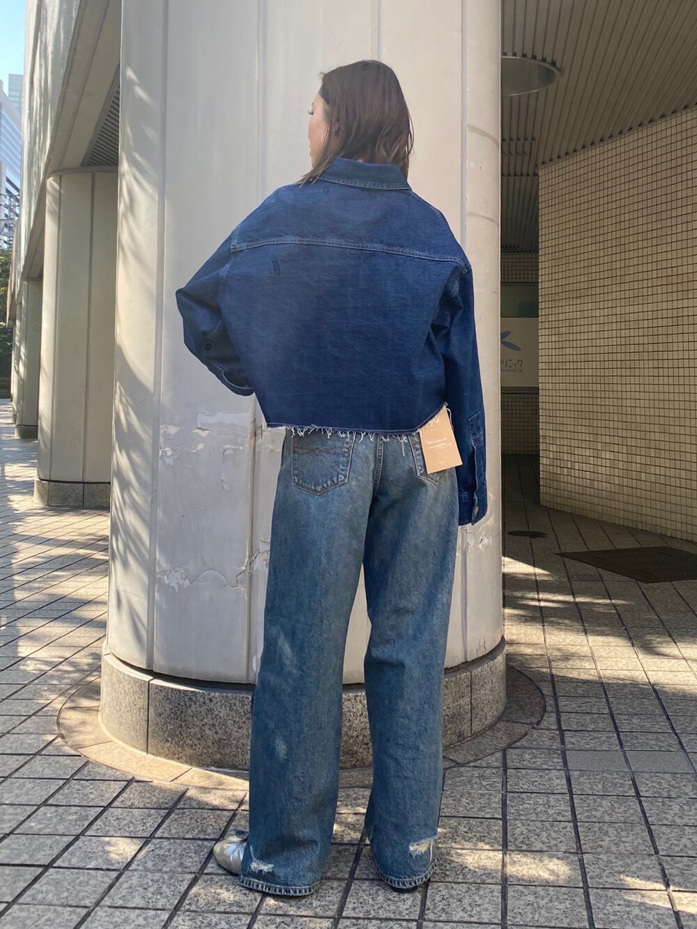 ブルー系のデニムパンツ、シルバー系のバレエシューズ、ブルー系のシャツ/ブラウスを着用したレディースの冬コーディネートの3枚目の写真