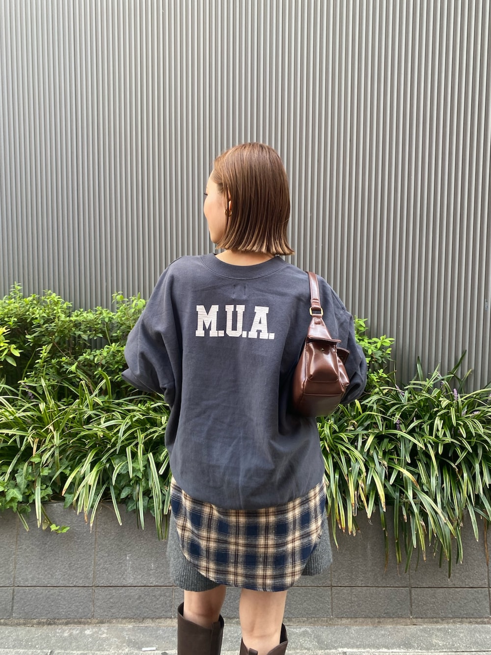 グレー系のその他パンツ、ブラウン系のブーツ、ブルー系のシャツ/ブラウスを着用したレディースの秋コーディネートの5枚目の写真