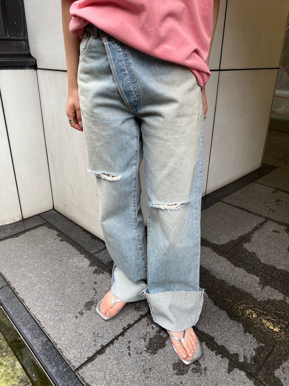 ブルー系のデニムパンツ、ピンク系のTシャツ/カットソー、シルバー系のサンダルを着用したレディースの夏コーディネートの4枚目の写真