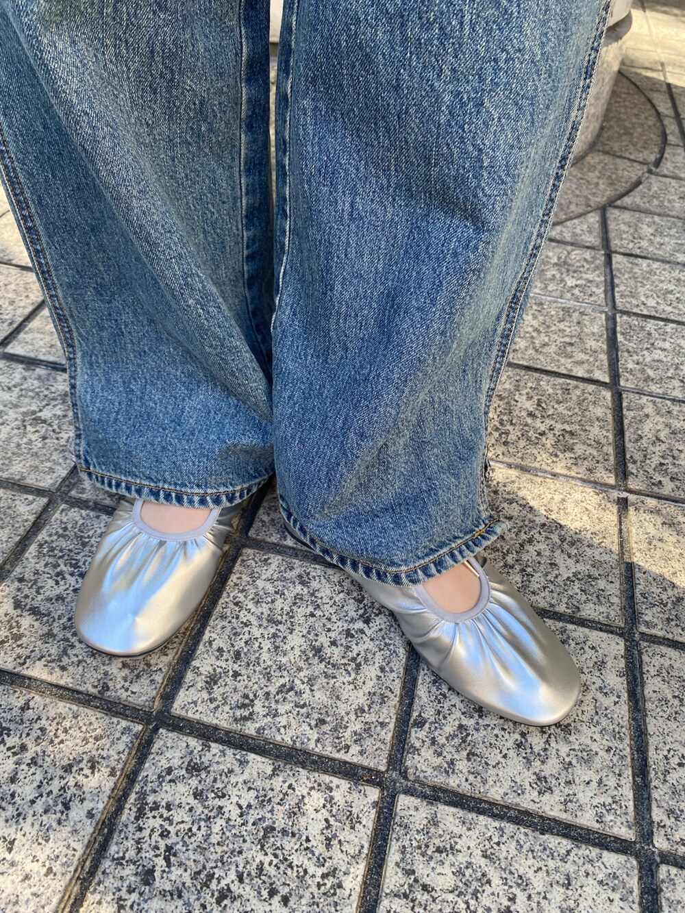 ブルー系のデニムパンツ、シルバー系のバレエシューズ、ブルー系のシャツ/ブラウスを着用したレディースの冬コーディネートの8枚目の写真