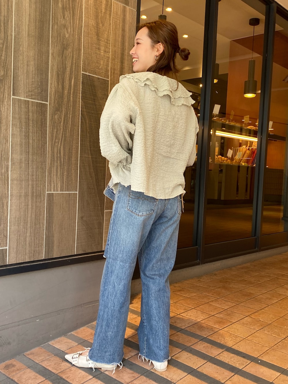 ブルー系のデニムジャケット、グリーン系のシャツ/ブラウス、ブルー系のデニムパンツを着用したレディースの春コーディネートの5枚目の写真