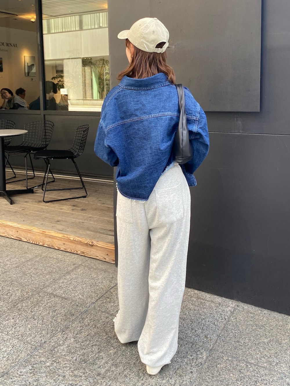 グレー系のスウェットパンツ、ホワイト系のパンプス、ブルー系のシャツ/ブラウスを着用したレディースの春コーディネートの3枚目の写真