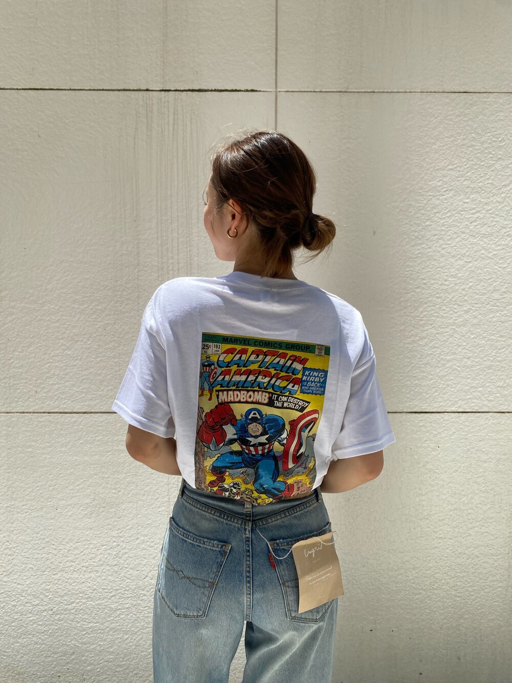 ブルー系のデニムパンツ、ホワイト系のサンダル、ホワイト系のTシャツ/カットソーを着用したレディースの夏コーディネートの6枚目の写真