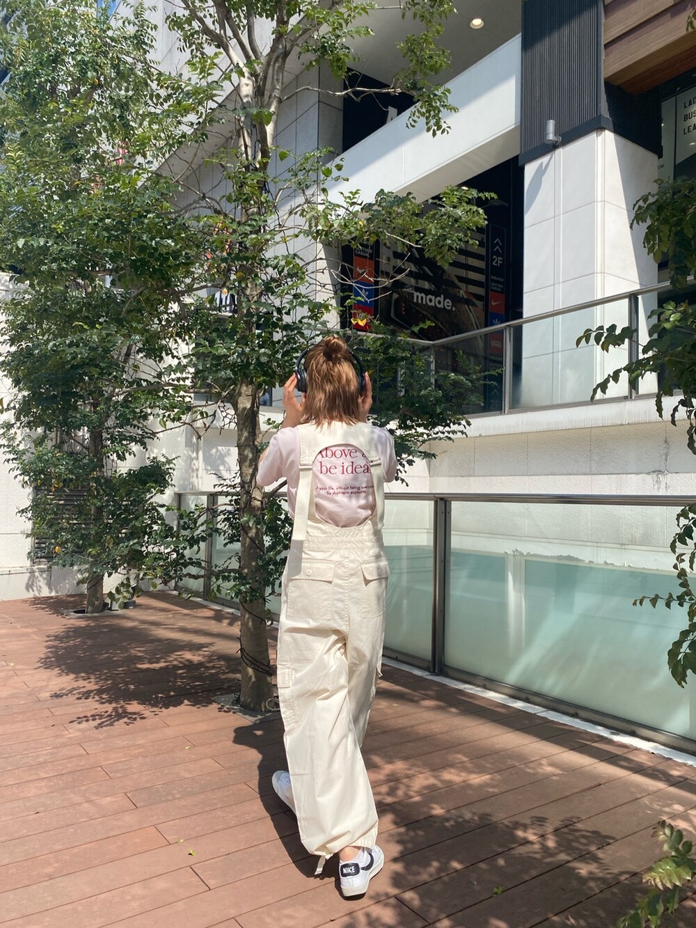 ピンク系のTシャツ/カットソー、ホワイト系のつなぎ/オールインワンを着用したレディースの春コーディネートの2枚目の写真