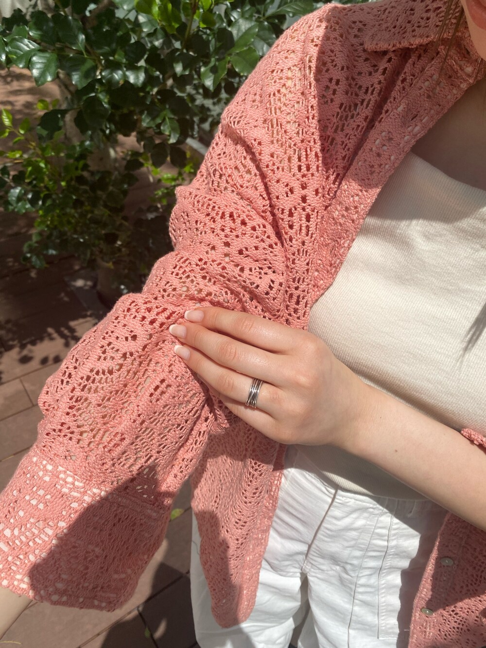 オレンジ系のシャツ/ブラウス、ホワイト系のその他パンツ、ホワイト系のサンダルを着用したレディースの春コーディネートの4枚目の写真