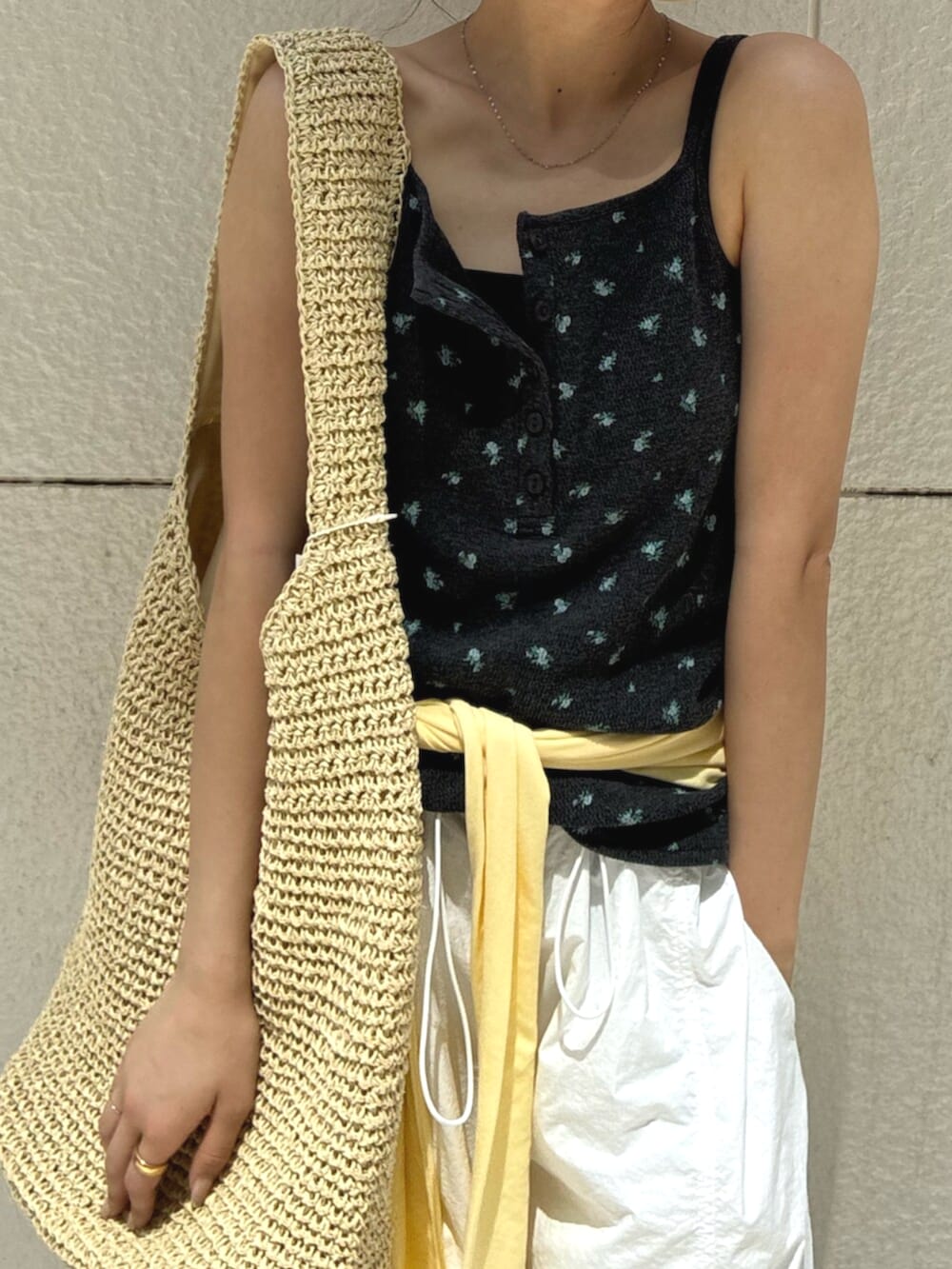 グレー系のキャミソール、イエロー系のTシャツ/カットソー、ベージュ系のショルダーバッグを着用したレディースの夏コーディネートの6枚目の写真