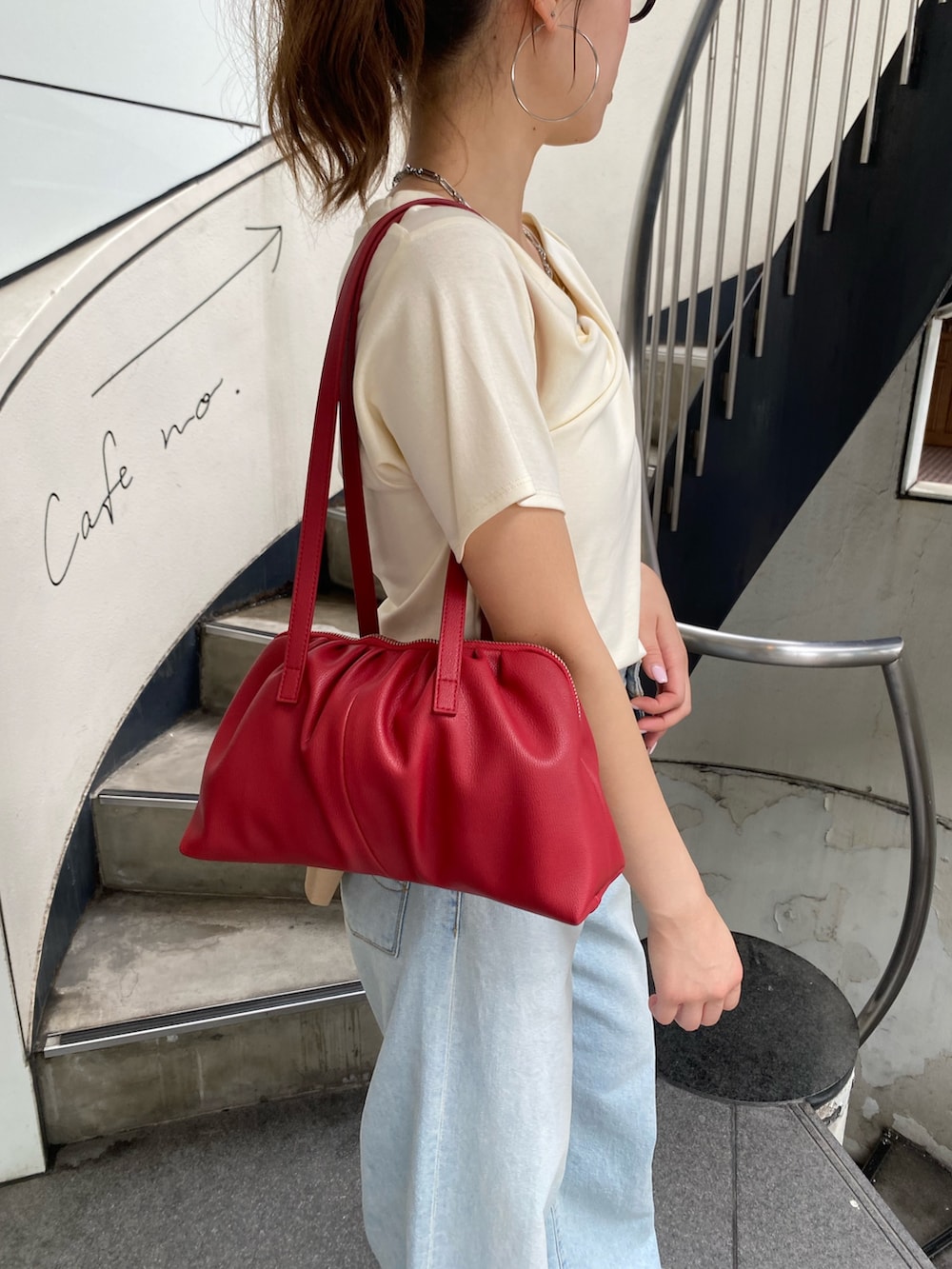 ブルー系のデニムパンツ、ブラック系のサンダル、ホワイト系のTシャツ/カットソーを着用したレディースの夏コーディネートの6枚目の写真