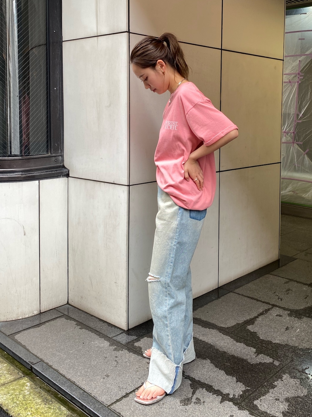 ブルー系のデニムパンツ、ピンク系のTシャツ/カットソー、シルバー系のサンダルを着用したレディースの夏コーディネートの2枚目の写真