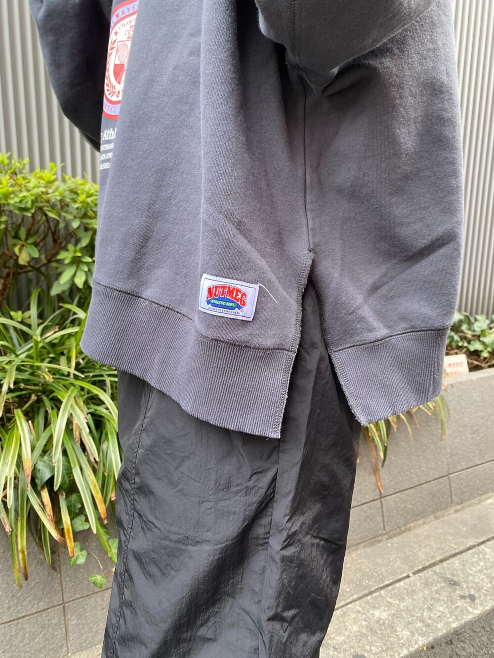 ブラック系のその他パンツ、グレー系のスウェット、シルバー系のネックレスを着用したレディースの冬コーディネートの6枚目の写真