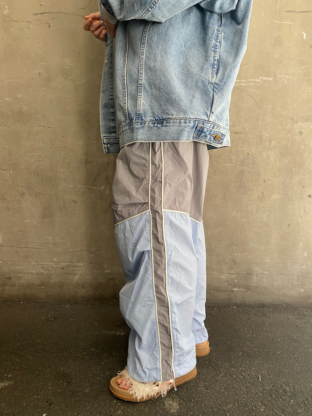 ブルー系のデニムジャケット、ブルー系のその他パンツ、ホワイト系のサンダルを着用したレディースの冬コーディネートの4枚目の写真