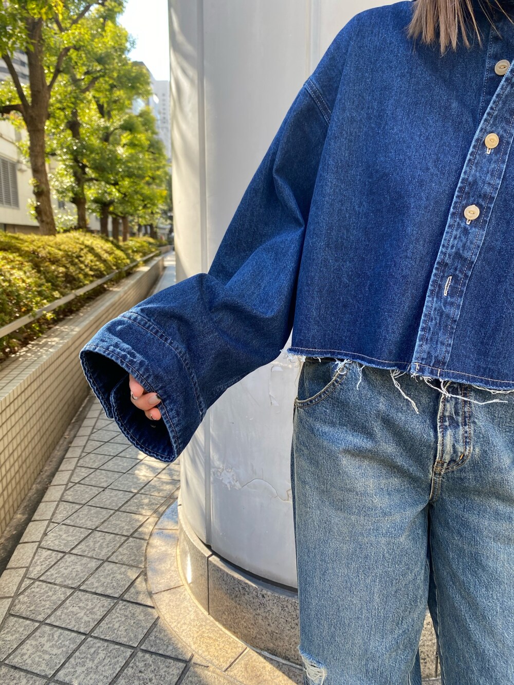 ブルー系のデニムパンツ、シルバー系のバレエシューズ、ブルー系のシャツ/ブラウスを着用したレディースの冬コーディネートの5枚目の写真