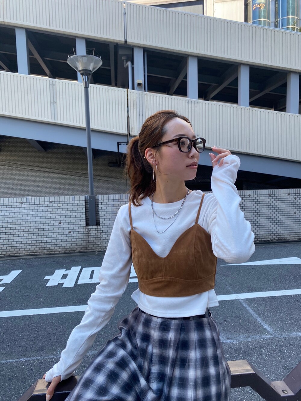 その他のその他パンツ、ゴールド系のバレエシューズ、ホワイト系のTシャツ/カットソーを着用したレディースの夏コーディネートの6枚目の写真