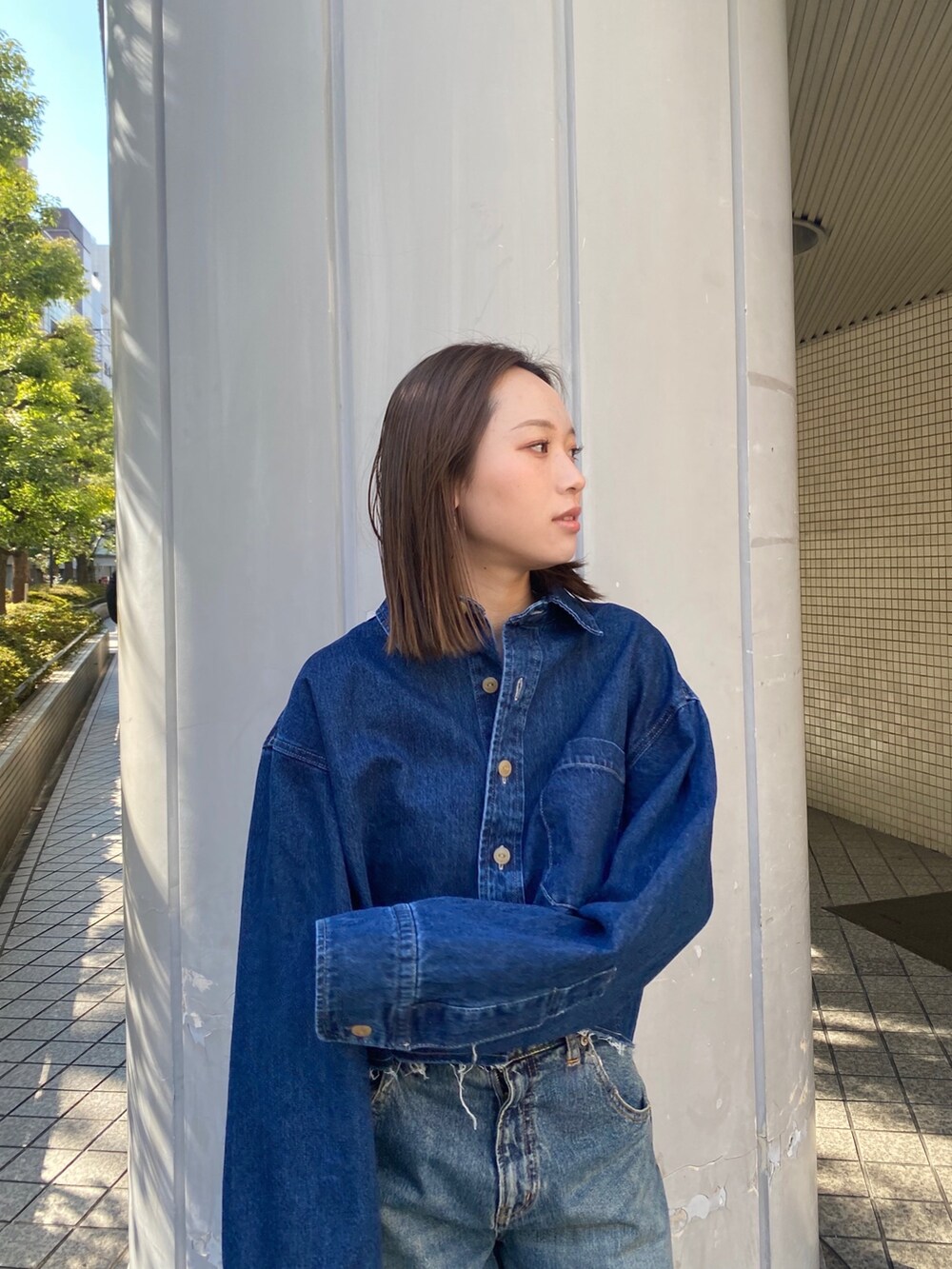 ブルー系のデニムパンツ、シルバー系のバレエシューズ、ブルー系のシャツ/ブラウスを着用したレディースの冬コーディネートの4枚目の写真