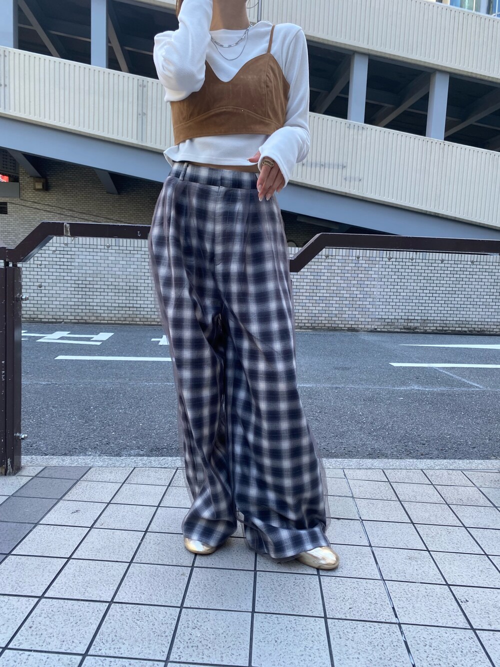 その他のその他パンツ、ゴールド系のバレエシューズ、ホワイト系のTシャツ/カットソーを着用したレディースの夏コーディネートの5枚目の写真