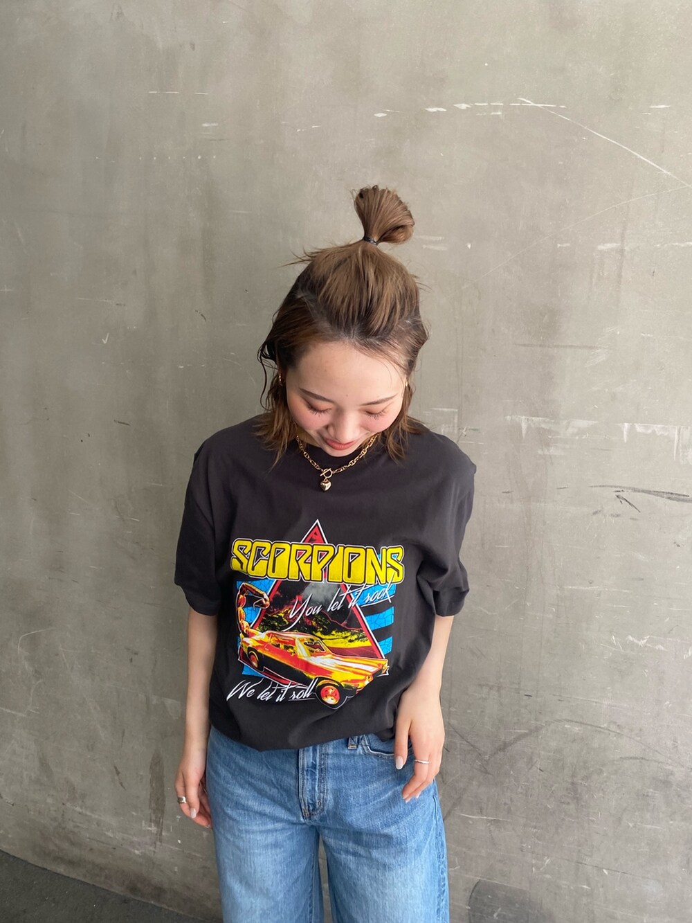 グレー系のTシャツ/カットソー、ブルー系のデニムパンツを着用したレディースの春コーディネートの2枚目の写真