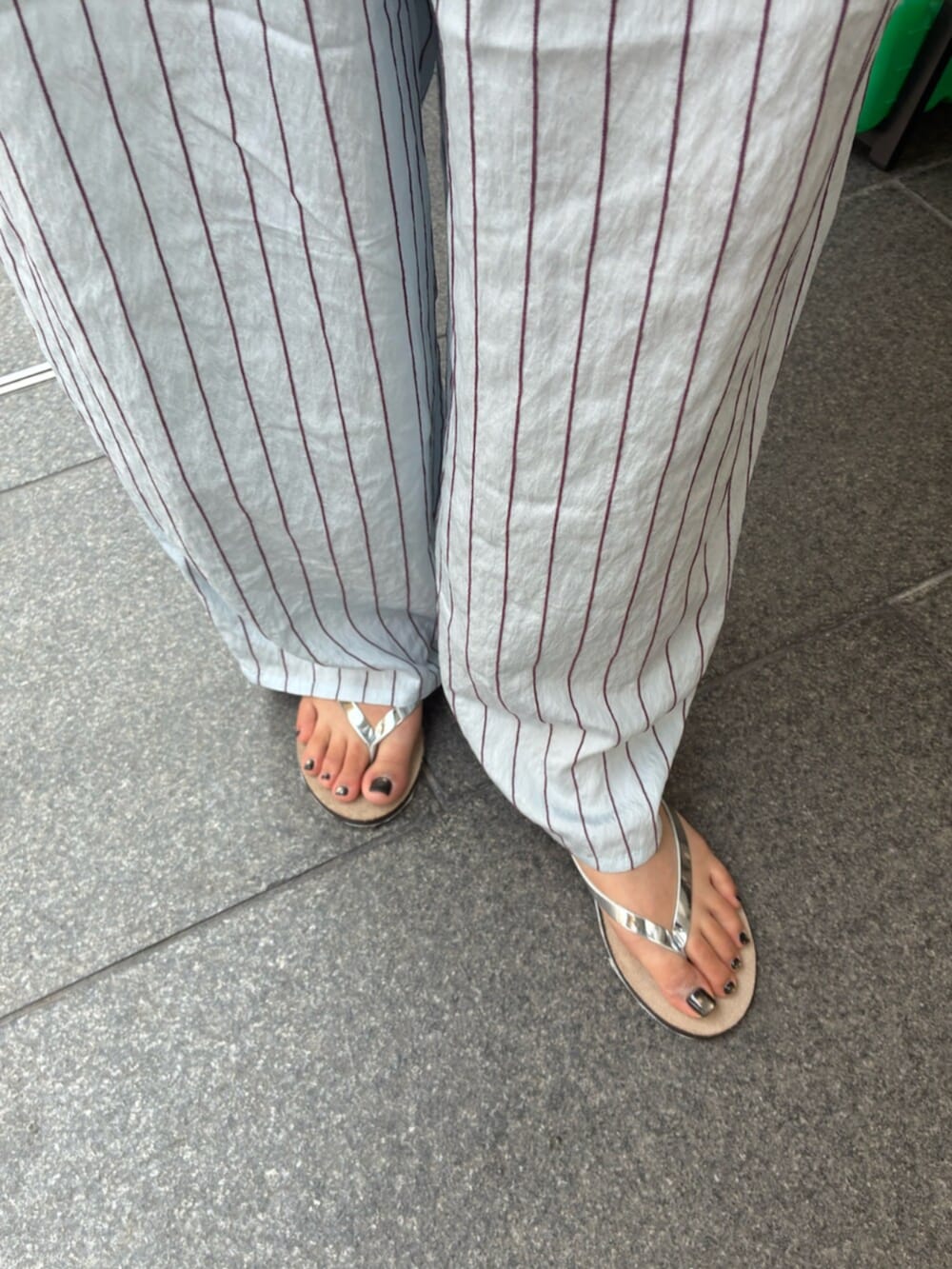 ブルー系のその他パンツ、ホワイト系のキャミソールを着用したレディースの夏コーディネートの7枚目の写真