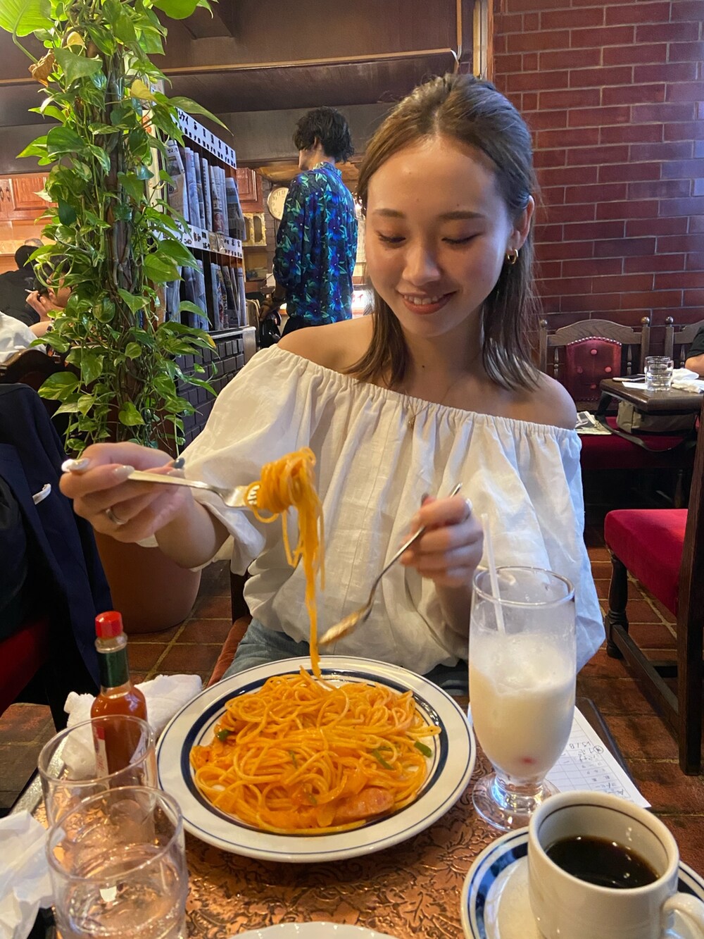 ホワイト系のシャツ/ブラウス、ブルー系のデニムパンツを着用したレディースの秋コーディネートの2枚目の写真