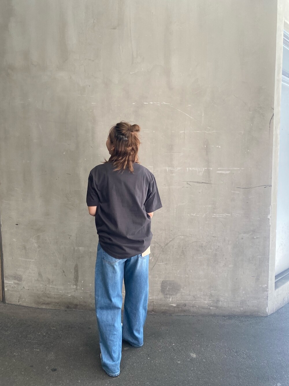 グレー系のTシャツ/カットソー、ブルー系のデニムパンツを着用したレディースの春コーディネートの5枚目の写真