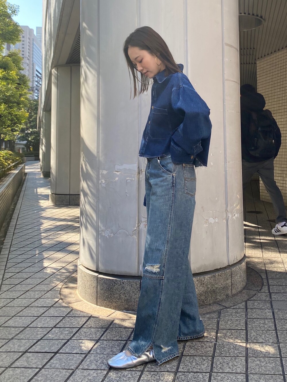 ブルー系のデニムパンツ、シルバー系のバレエシューズ、ブルー系のシャツ/ブラウスを着用したレディースの冬コーディネートの2枚目の写真