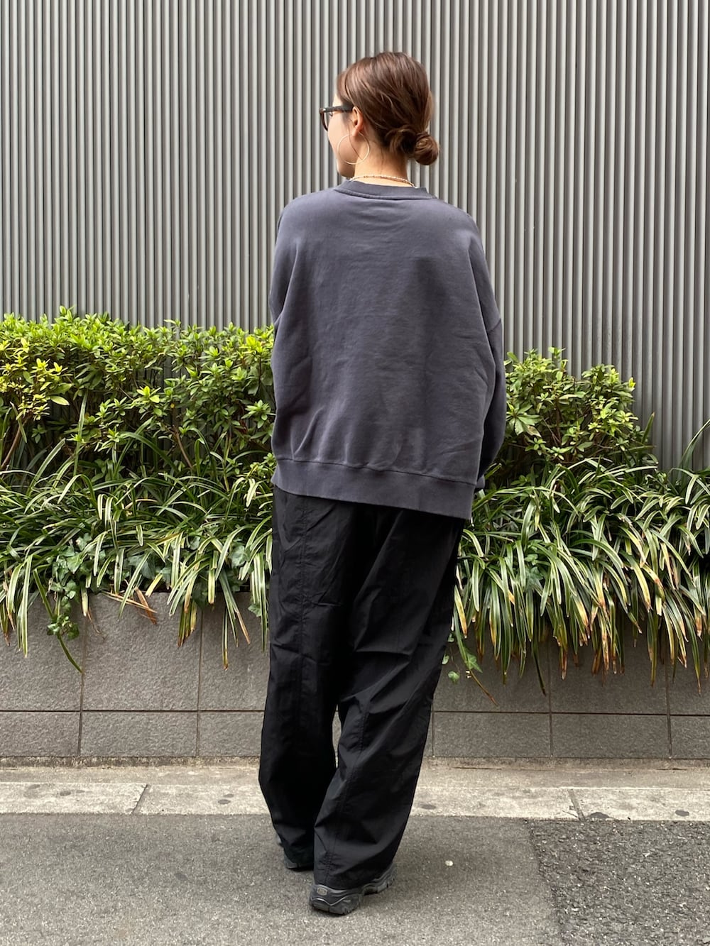 ブラック系のその他パンツ、グレー系のスウェット、シルバー系のネックレスを着用したレディースの冬コーディネートの3枚目の写真