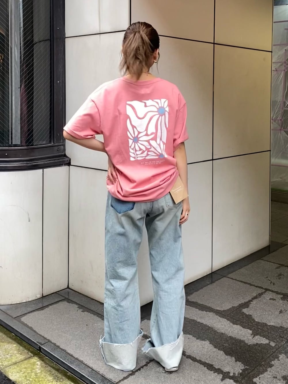 ブルー系のデニムパンツ、ピンク系のTシャツ/カットソー、シルバー系のサンダルを着用したレディースの夏コーディネートの3枚目の写真