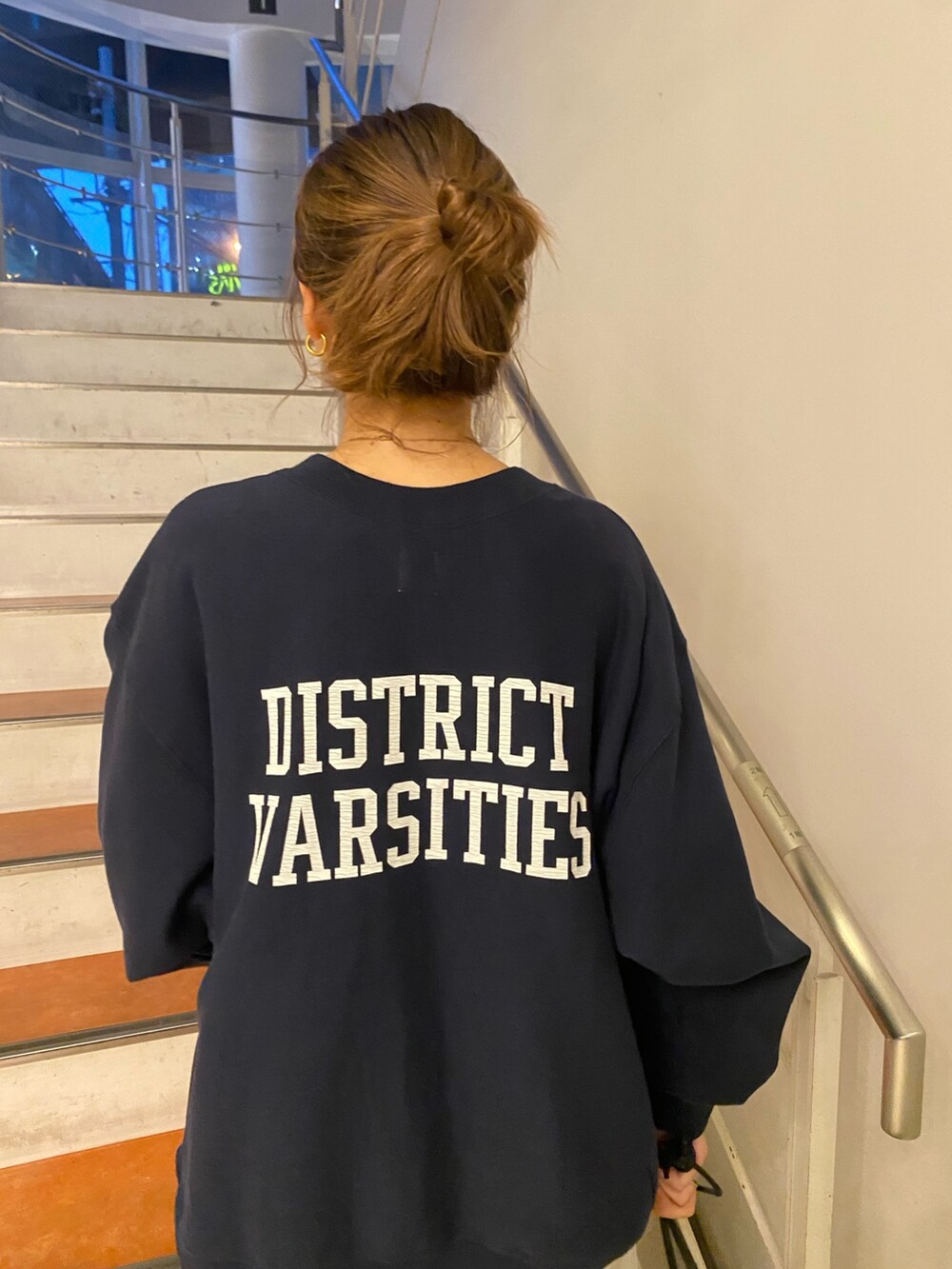 ブルー系のスウェット、ブラック系のワンピースを着用したレディースの秋コーディネートの3枚目の写真