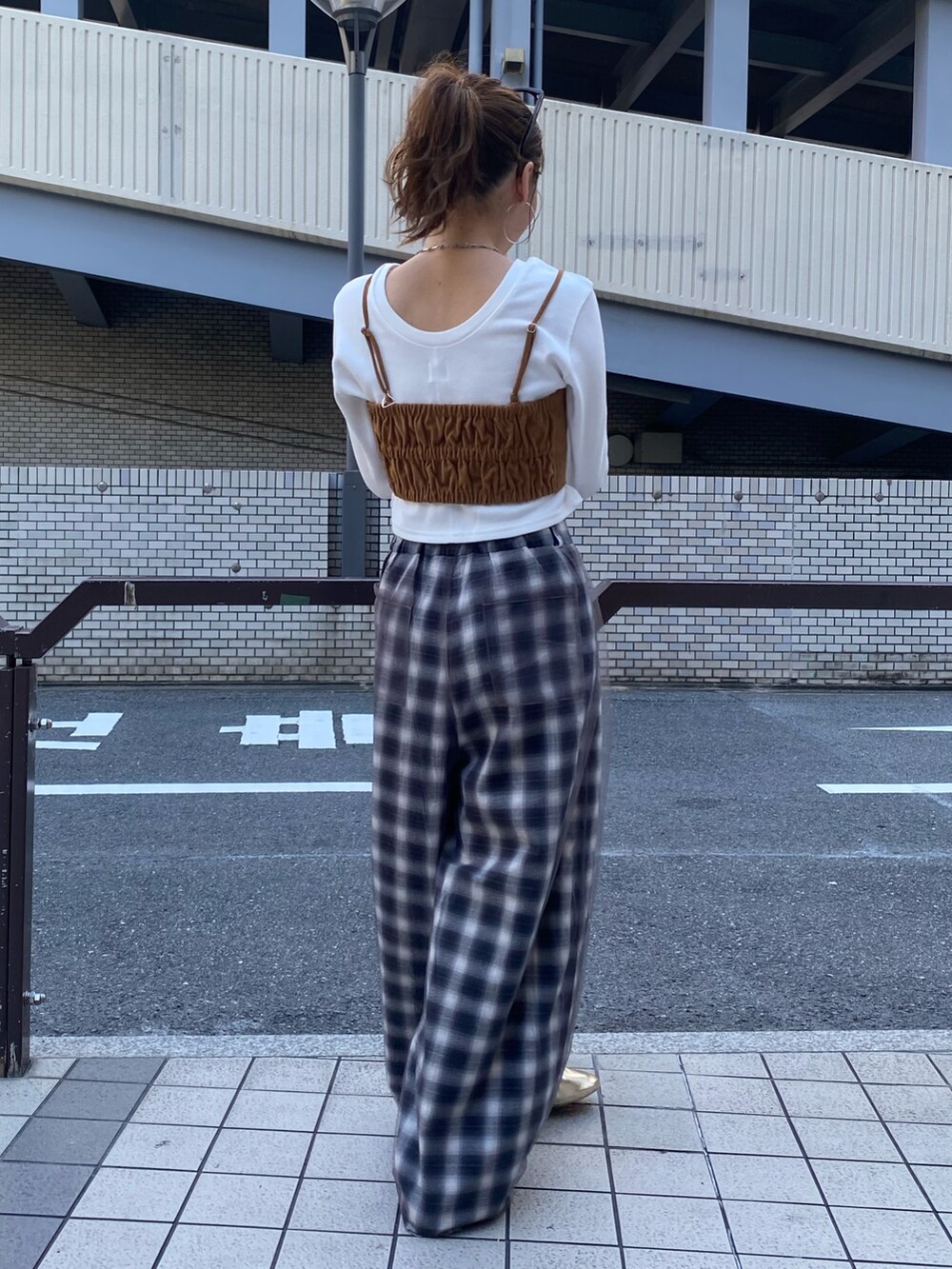 その他のその他パンツ、ゴールド系のバレエシューズ、ホワイト系のTシャツ/カットソーを着用したレディースの夏コーディネートの4枚目の写真