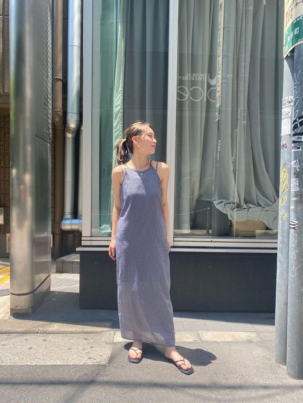 ブルー系のワンピースを着用したレディースの夏コーディネートの2枚目の写真