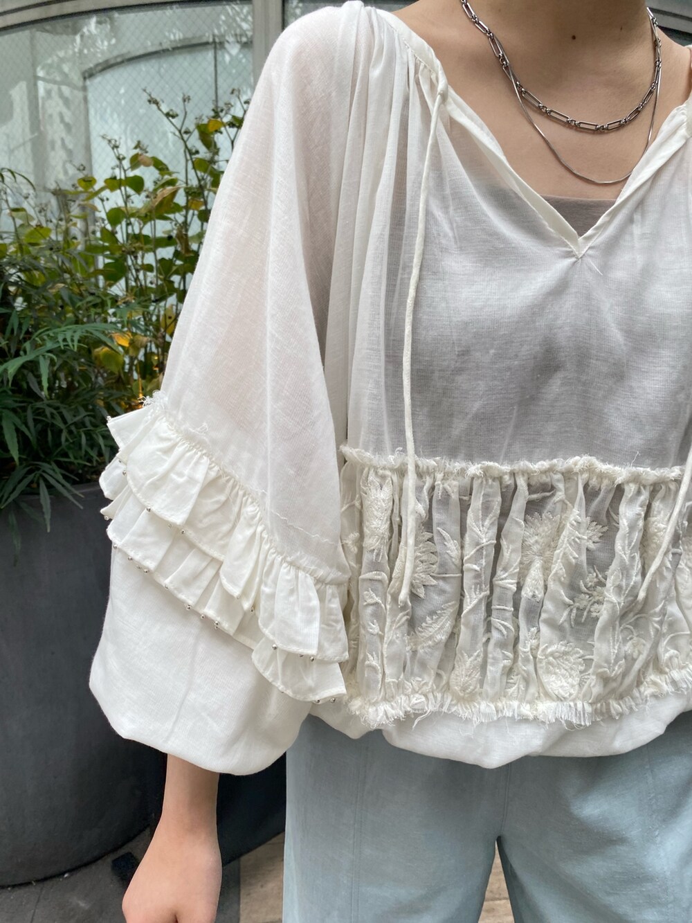 ブルー系のその他パンツ、ブラック系のサンダル、ホワイト系のシャツ/ブラウスを着用したレディースの春コーディネートの5枚目の写真