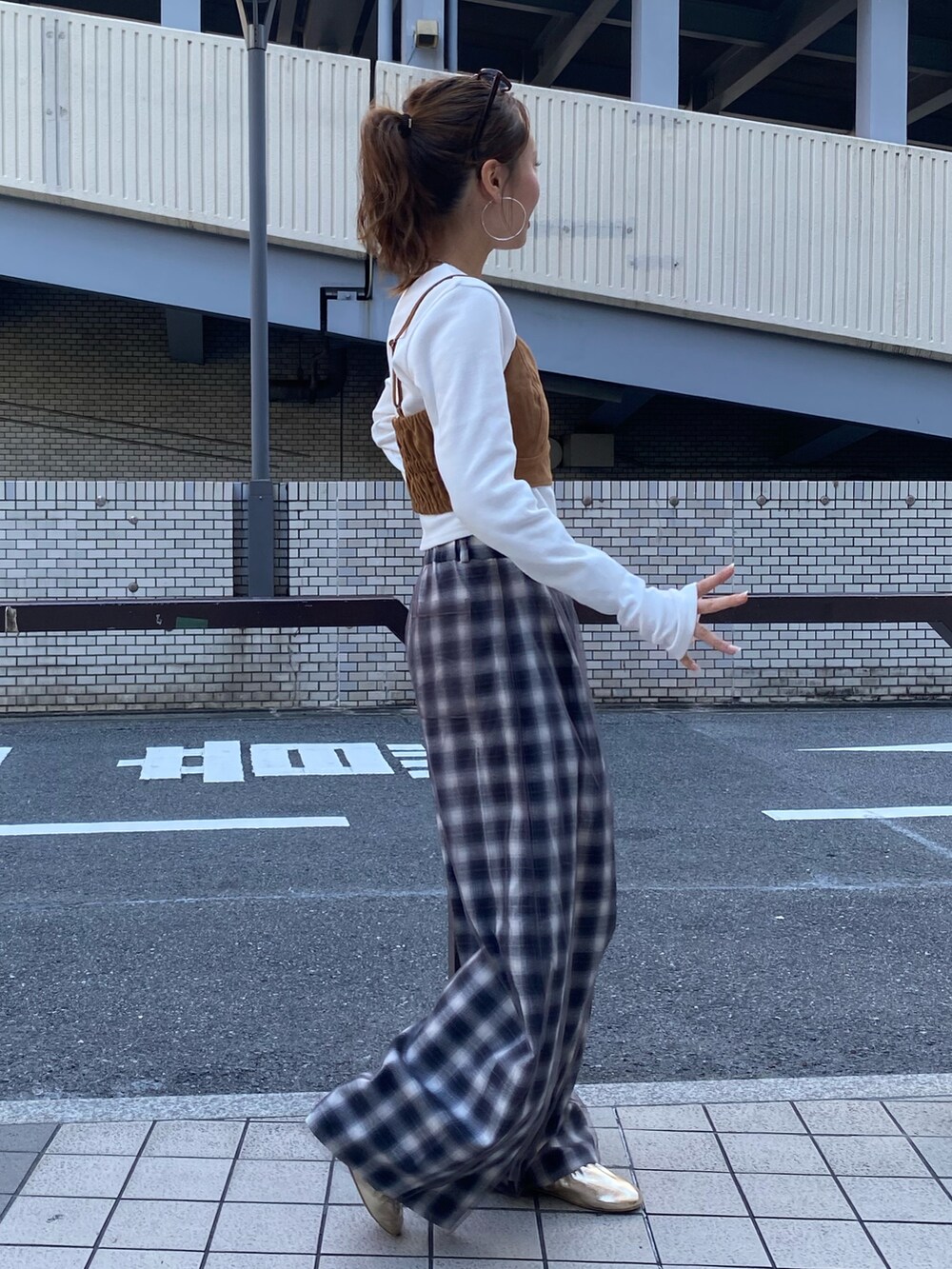 その他のその他パンツ、ゴールド系のバレエシューズ、ホワイト系のTシャツ/カットソーを着用したレディースの夏コーディネートの3枚目の写真