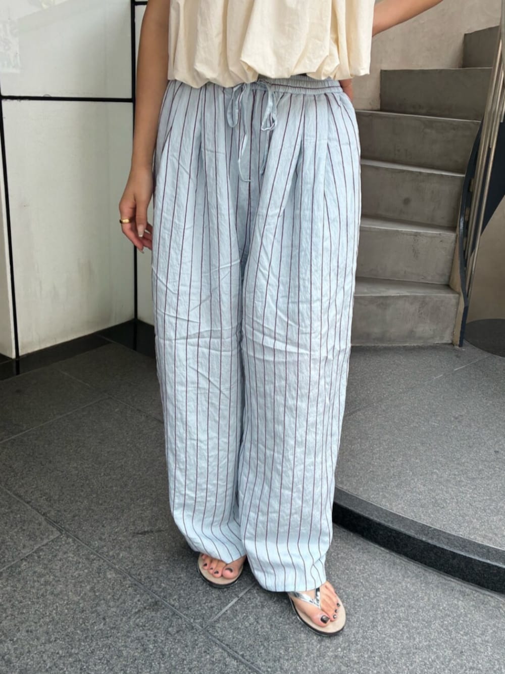 ブルー系のその他パンツ、ホワイト系のキャミソールを着用したレディースの夏コーディネートの6枚目の写真