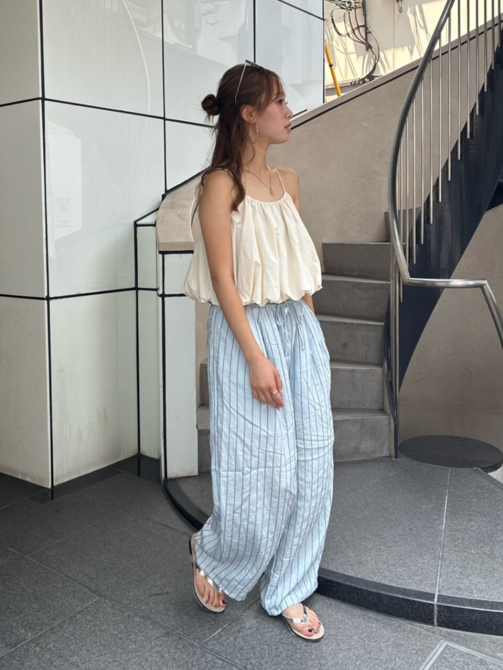 ブルー系のその他パンツ、ホワイト系のキャミソールを着用したレディースの夏コーディネートの2枚目の写真